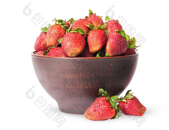 成熟的多汁的草莓陶瓷碗