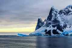 日落悬崖蓝色的冰川漂流冰山水