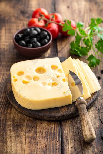 美味的瑞士黄色的奶酪黑暗木乡村背景特写镜头