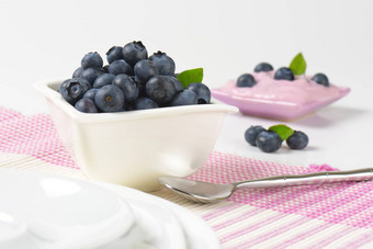 碗新鲜的蓝莓酸奶