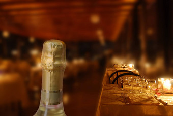 餐厅<strong>烛光</strong>香槟瓶前景