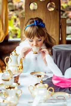 前面视图美丽的女孩风景爱丽丝仙境喝茶表格公园
