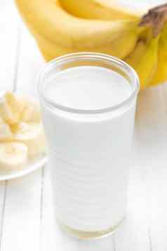 酸奶新鲜的香蕉白色木背景特写镜头健康的早餐