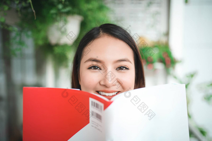 肖像年轻的亚洲女人阅读书首页