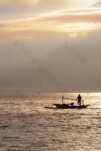 渔夫船海早....林贾尼火山龙目岛印尼