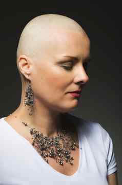 美丽的中间年龄女人癌症病人头发