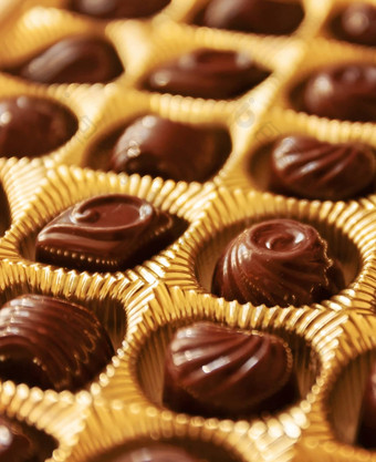 巧克力糖果形状黄金盒子透视