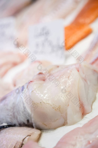 新鲜的安康鱼角冰出售市场大马哈鱼