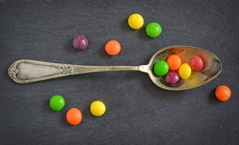 色彩斑斓的果冻糖果勺子