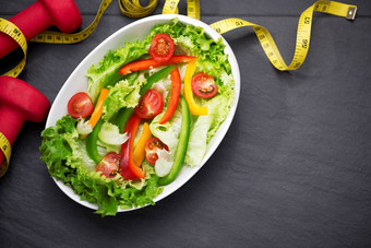健康的健身餐新鲜的沙拉饮食概念
