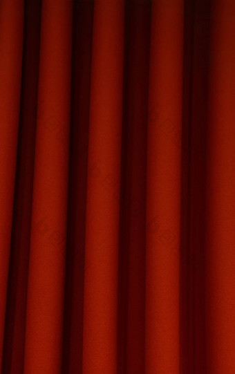 重黑暗红色的打褶的感觉窗帘背景