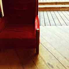 乡村室内古董红色的天鹅绒扶手椅