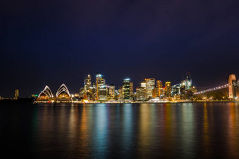 长曝光晚上拍摄城市中心悉尼天际线