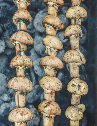 烤蘑菇煮熟的火盆前视图特写镜头