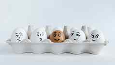 鸡蛋有趣的脸包白色背景复活节概念照片脸鸡蛋