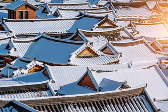 屋顶全州传统的朝鲜文村覆盖雪全州韩屋村冬天南韩国