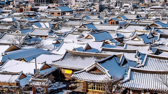 屋顶全州传统的朝鲜文村覆盖雪全州韩屋村冬天南韩国