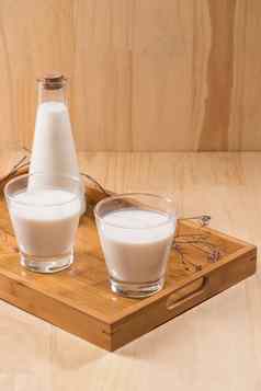 乳制品产品瓶牛奶玻璃牛奶木