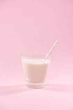 乳制品产品玻璃牛奶粉红色的背景