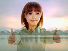 亚洲女绿色衬衫拇指城市景观双世博会