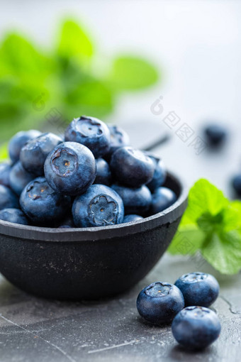 新鲜的蓝莓碗黑暗背景前视图多汁的野生森林浆果越桔健康的吃营养