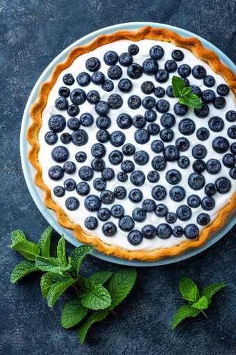 美味的甜点蓝莓蛋挞新鲜的浆果生奶油甜蜜的美味的芝士蛋糕浆果馅饼法国厨房