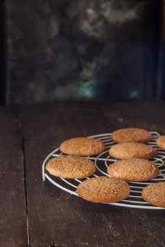 饼干炉篦烘焙黑暗背景复古的风格