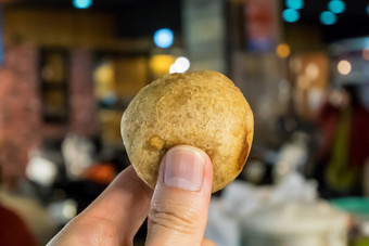 台湾深炸芋头球食物街晚上市场