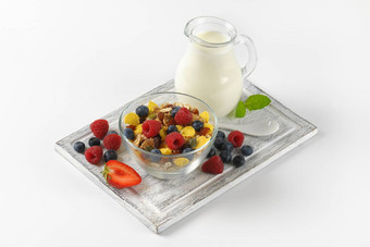 早餐谷物浆果水果牛奶