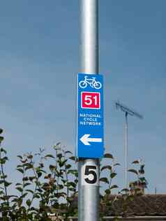 蓝色的骑自行车路线标志