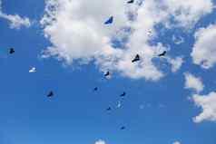风筝飞行蓝色的天空风筝形状