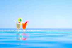 色彩斑斓的热带鸡尾酒游泳池背景温暖的蓝色的海异国情调的夏天假期