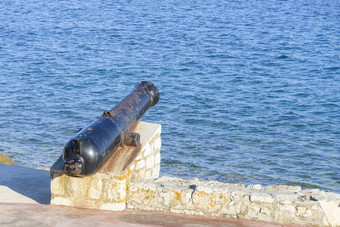 古老的大炮沿海堡垒墙