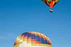 色彩斑斓的热空气气球准备好了飞行
