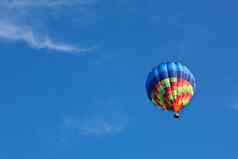 色彩斑斓的热空气气球飞行