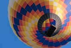特写镜头色彩斑斓的热空气气球飞行