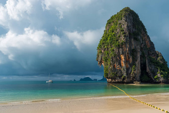 大高悬崖海雨<strong>云海白</strong>色