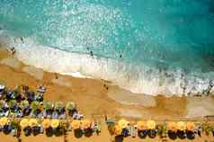 空中视图美丽的夏天海滩人蓝色的海雨伞旅行假期概念