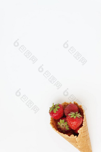 华夫格锥新鲜的草莓前视图孤立的白色