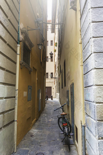 自行车靠墙狭窄的小巷