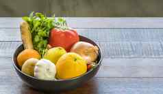 新鲜的蔬菜托盘西葫芦洋葱橙色柠檬