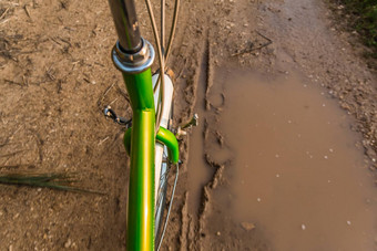 自行车骑泥泞的污垢路