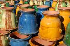色彩斑斓的陶器花瓶