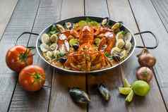 西班牙海鲜饭新鲜的龙虾蛤贻贝石灰