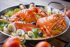 西班牙海鲜饭新鲜的龙虾蛤贻贝鱿鱼