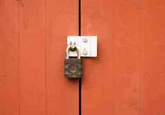 金属挂锁保护锁定木门