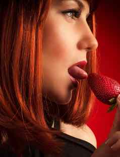 诱人的女人吃草莓