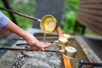 女人洗手喷泉<strong>日本</strong>寺庙