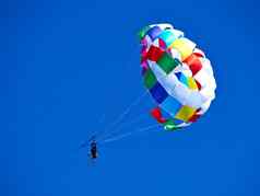 帆伞运动受欢迎的假期活动夏天度假村