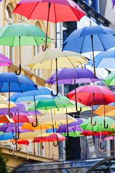 色彩斑斓的雨伞